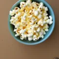 Jak zrobić maślany popcorn