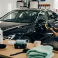 Jak przywrócić blask auta? Porady dla początkujących detailerów